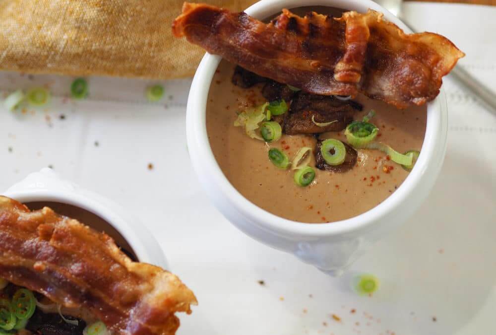 Velouté châtaignes-cèpes et chips de lard